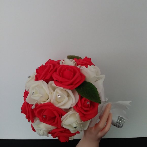 Bouquet of red and white foam roses, wedding bouquet, bouquet of XV years. - Picture 6 of 14
